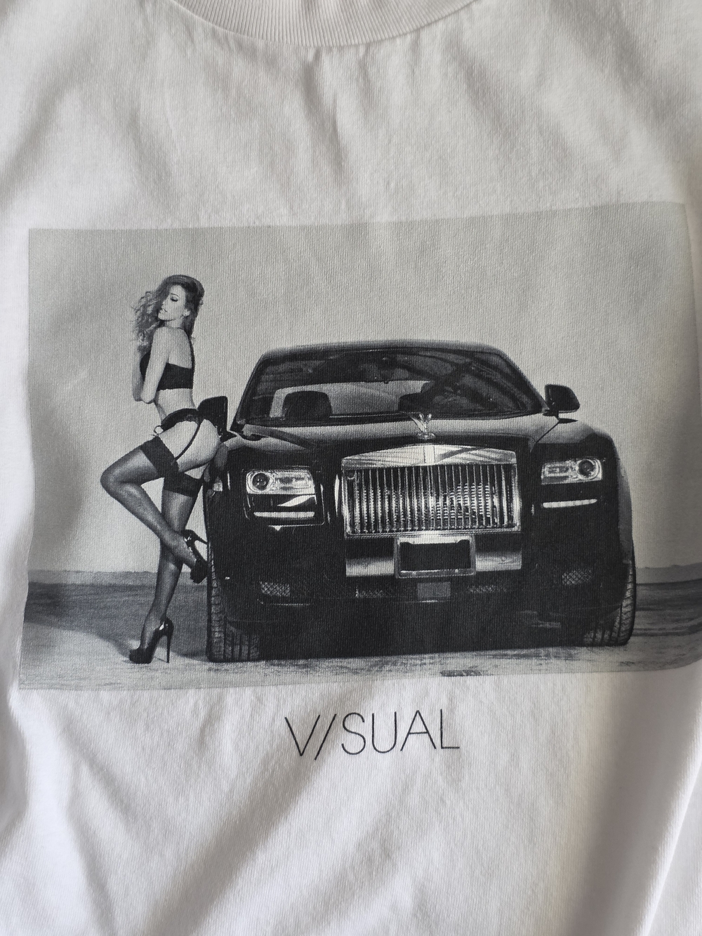 V/SUAL Graphic Tee Car & Model Print, Black & White XL Like New